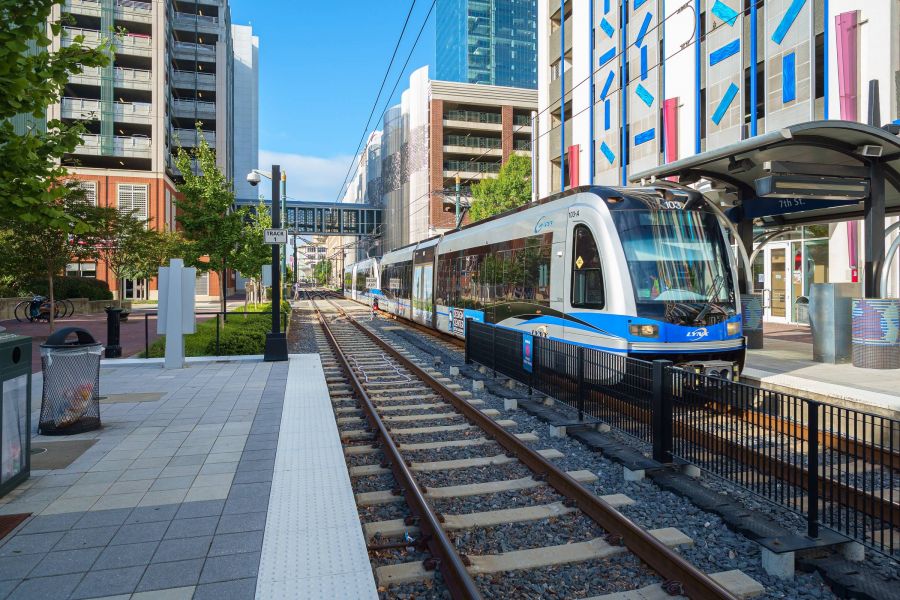 500 West Trade apartments in Charlotte, NC neighborhood with convenient transportation and abundant bus and train lines