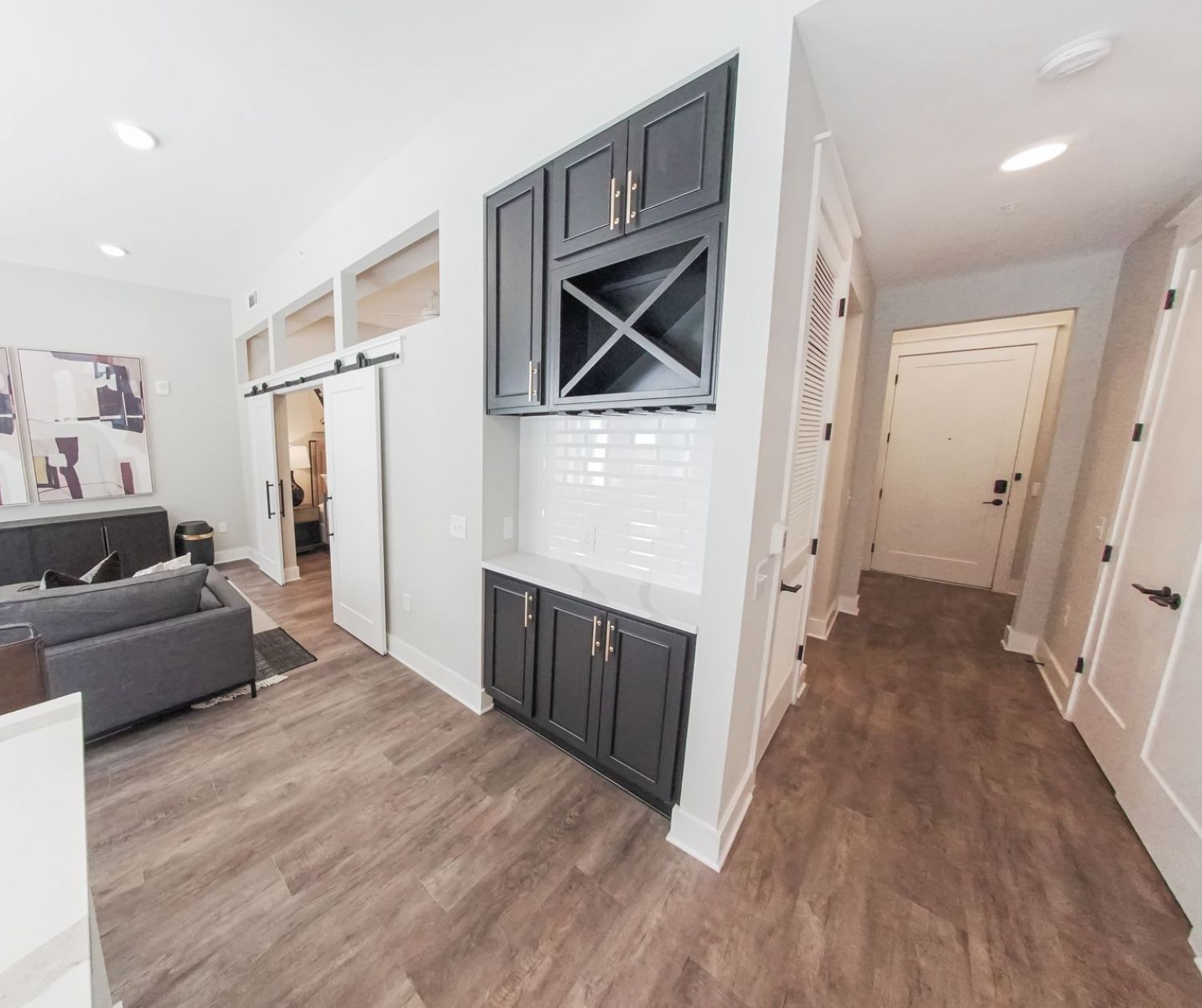 500 West Trade luxury apartment entry hall and cabinets